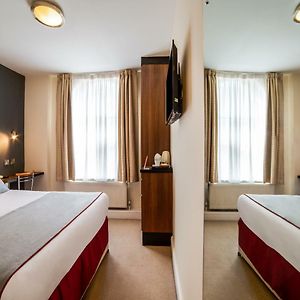 Camera grande con letto king size